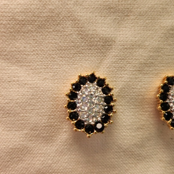 NINA RICCI - Golden metal clip on earrings black rhinestones - Picture 4 of 15